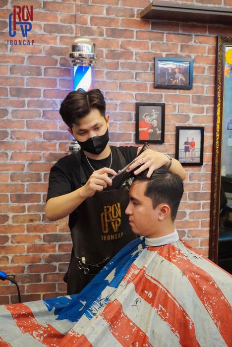 Nghệ nhân IronCap đang thực hiện kiểu tóc cổ điển tinh tế