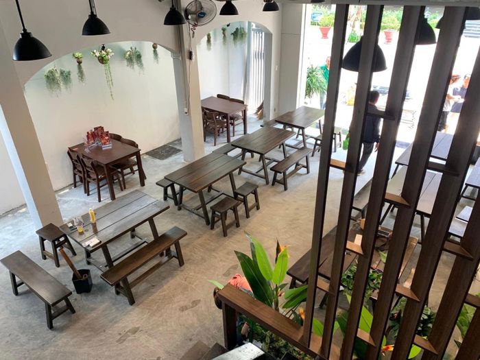 Hình ảnh không gian ấm cúng và món ngon đặc trưng tại Phở 29