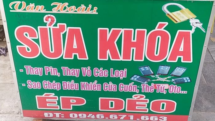 Hình ảnh thợ khóa Vân Hoài đang làm việc tỉ mỉ tại hiện trường