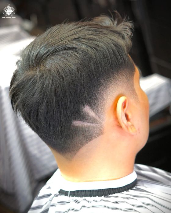 Nghệ nhân Liem Barber Shop đang thực hiện kiểu tóc tattoo hair nghệ thuật