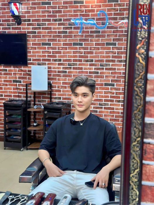 Không gian sang trọng mang đậm chất quý ông tại IronCap Barbershop