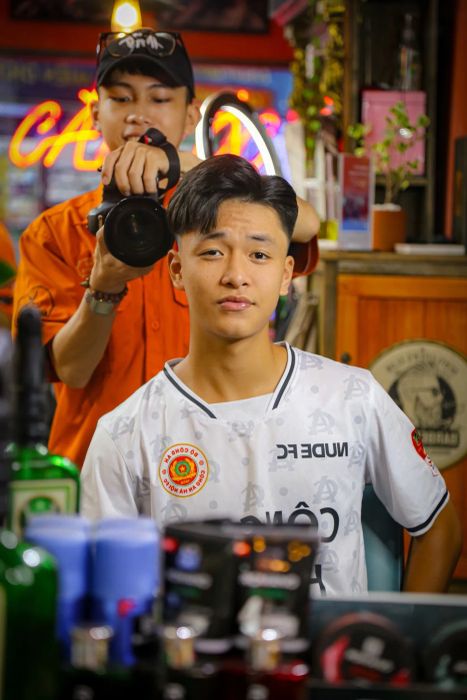 Nghệ nhân Đông Tây Barbershop thực hiện kiểu tóc tattoo hair độc đáo