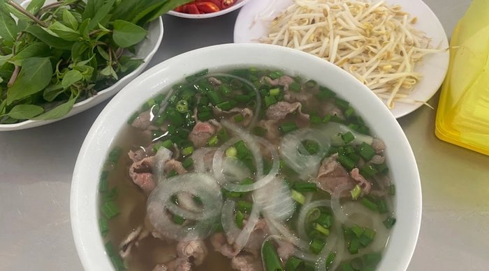 Hình ảnh tô phở Hà Nội đúng chuẩn tại Quán Phở Hồng