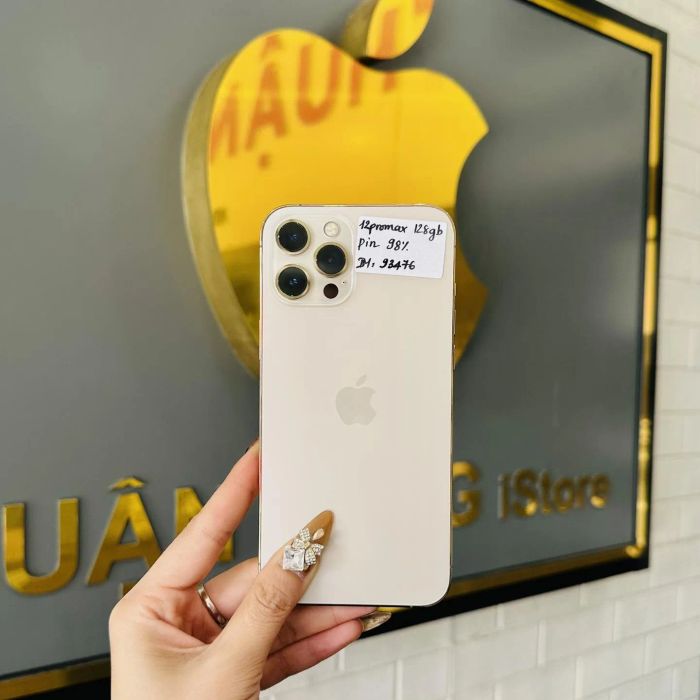 Đội ngũ kỹ thuật viên chuyên nghiệp tại Thuận Hưng iStore