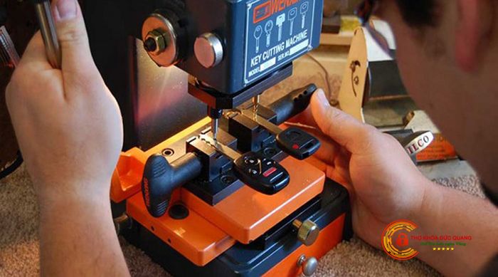 Hình ảnh minh họa quy trình sửa khóa tiêu chuẩn tại Đức Quang