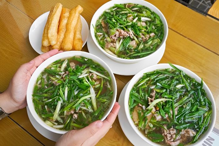 Hình ảnh tô phở bò sốt vang đặc biệt thơm ngon