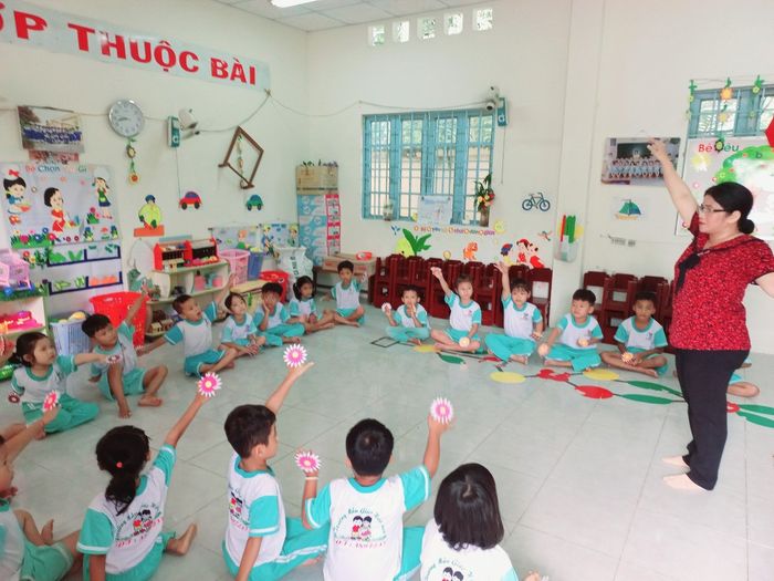 Hoạt động vui chơi của bé tại Trường Mẫu Giáo Hoa Lan