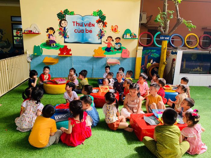 Hình ảnh Trường mầm non Hoa Hồng - Không gian học tập tràn ngập sắc màu, nơi những bước chân đầu đời được nâng niu và dìu dắt.