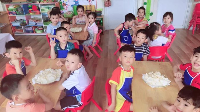 Hình ảnh thứ hai ghi lại khoảnh khắc đáng yêu tại trường Mầm non Sơn Ca Montessori