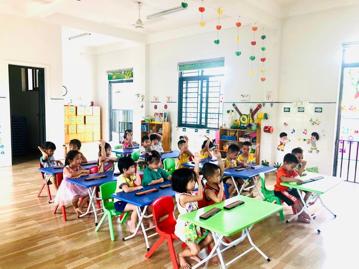 Hình ảnh Trường mầm non Sao Mai - Không gian học tập hiện đại với phòng học rộng rãi, sân chơi xanh mát cùng các góc học tập sáng tạo được thiết kế riêng cho lứa tuổi mầm non.