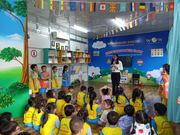 Khoảnh khắc tỏa sáng tại Trường Mầm Non Hướng Dương - Ảnh 2: Các bé tham gia giờ học ngoại khóa đầy hứng khởi