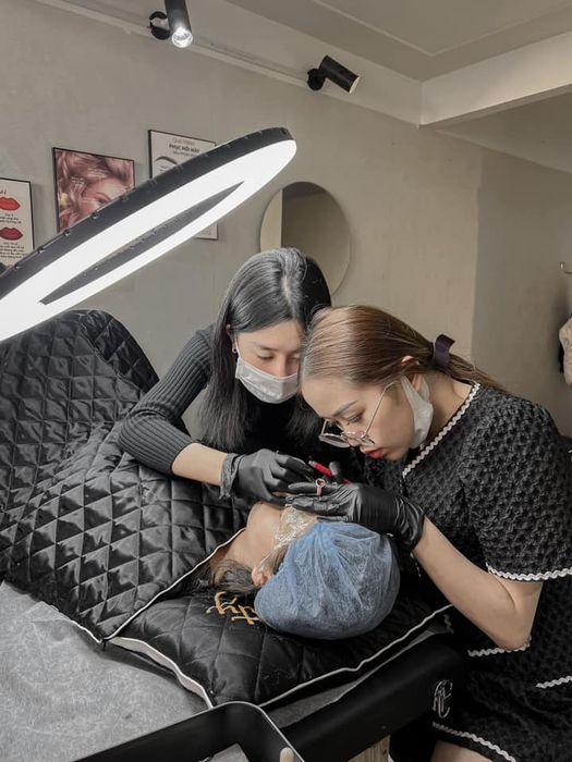 Không gian sang trọng và quy trình phun môi chuyên nghiệp tại Uni Beauty Academy