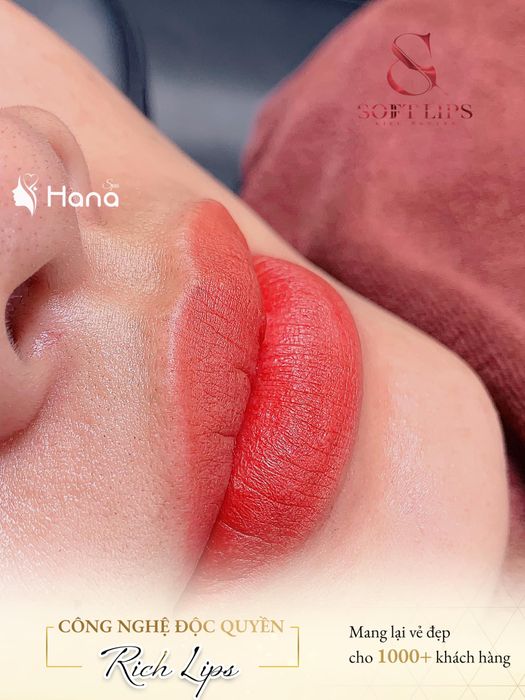 Hình ảnh khách hàng trước và sau khi phun môi tại Thẩm Mỹ Hana Academy