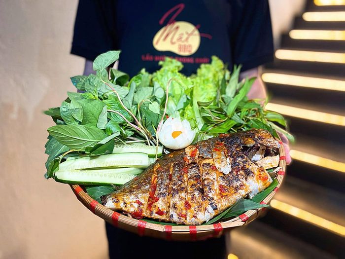 Không gian và món ăn hấp dẫn tại Mật BBQ ảnh 2