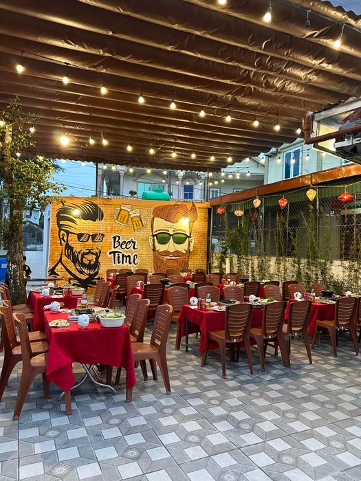 Không gian ấn tượng tại Nhà Hàng Huynh Đệ