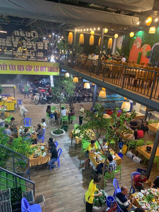 Không gian sang trọng tại Quán Tuyết Vân