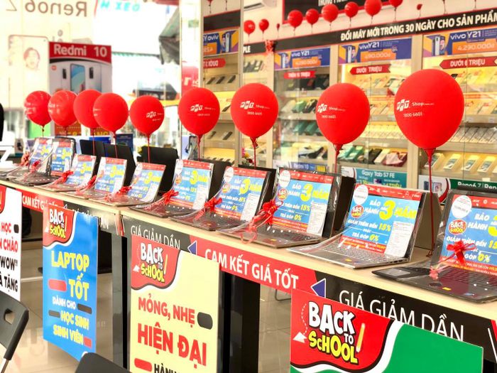 Không gian mua sắm hiện đại tại FPT Shop Quảng Ngãi