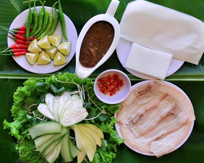 Những góc hình chân thực về không gian ẩm thực đặc trưng tại Mỳ Quảng Bà Mua