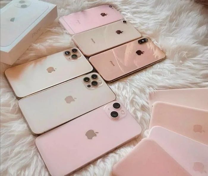 Không gian trưng bày sản phẩm Apple chính hãng tại APPLE By Phục Hưng