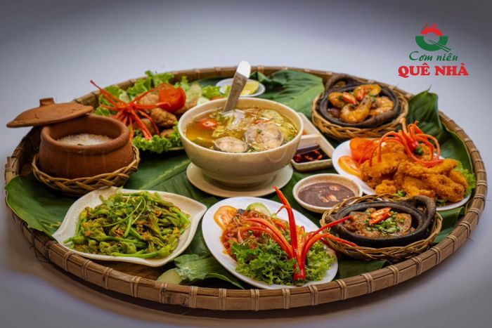 Không gian ấm cúng mang đậm chất quê tại Cơm Niêu Quê Nhà