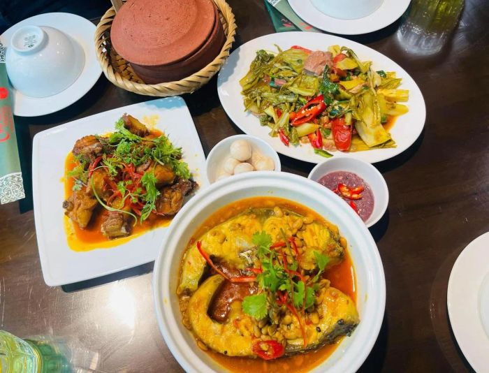 Không gian ấm cúng mang đậm chất xưa tại Cơm Niêu Vinh Xưa