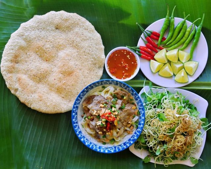 Hình ảnh tô mỳ Quảng thơm ngon, đầy màu sắc tại quán Bà Mua