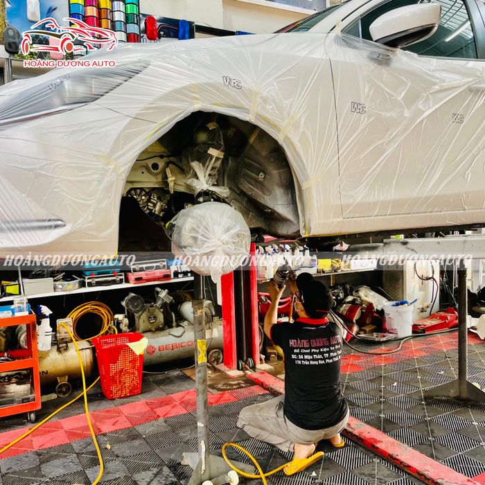 Khu trưng bày phụ kiện đa dạng tại Hoàng Dương Auto