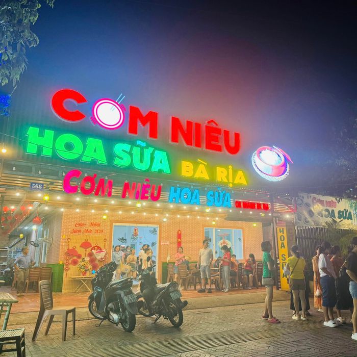 Không gian ấm cúng và món ngon đặc trưng tại Cơm Niêu Hoa Sữa