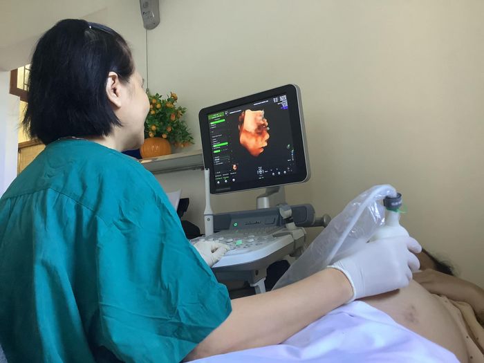 Hình ảnh đội ngũ y bác sĩ tận tâm tại Phòng khám Sản phụ khoa BS Hương Liên