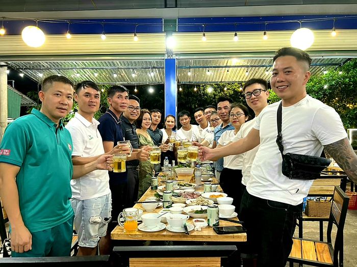 Nhà hàng Muối Ớt ảnh 1 - Góc nhìn chân thực về không gian ẩm thực sôi động với những món ăn hấp dẫn đang được chế biến