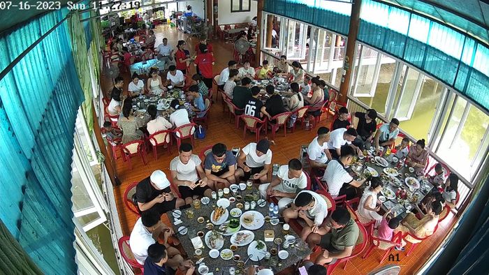 Nhà hàng Huy Hương Cửa Lò ảnh 1 - Góc nhìn ấn tượng về không gian sang trọng với bể hải sản tươi sống và khu vực bếp mở đẳng cấp