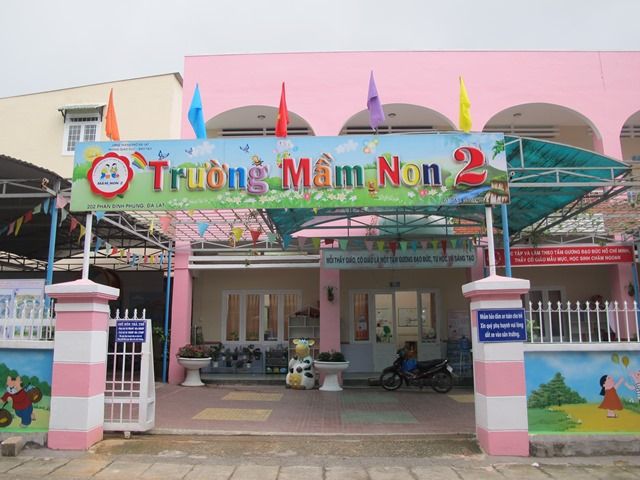 Khuôn viên xanh mát với khu vui chơi sáng tạo tại Trường Mầm non 2