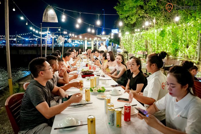 Không gian thưởng thức ẩm thực sang trọng