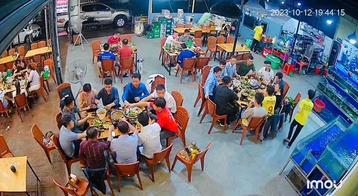 SAY QUÁN ảnh 1 - Góc nhìn chân thực về không gian ẩm thực sôi động với những món hải sản tươi ngon đang được chế biến