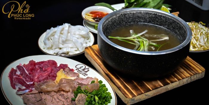 Phở Phúc Long - Khoảnh khắc đầu tiên về không gian ẩm thực