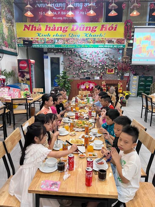 Không gian ấm cúng cùng thực khách tại Dũng Hói