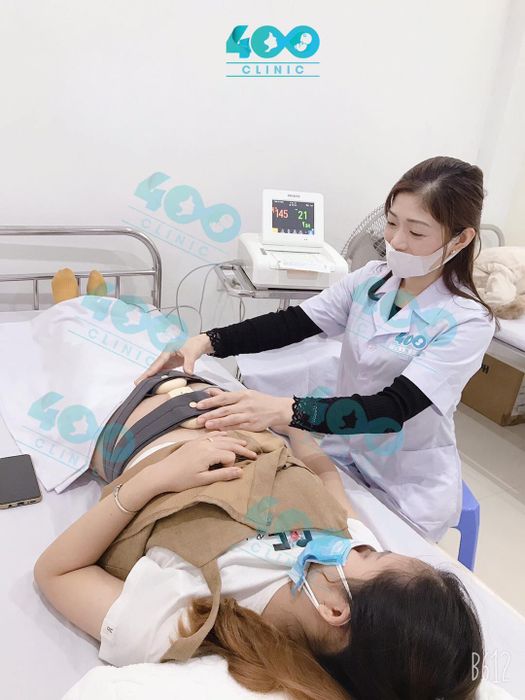 Hình ảnh đội ngũ y bác sĩ chuyên môn cao tại Phòng khám 400 - Nơi gửi trọn niềm tin