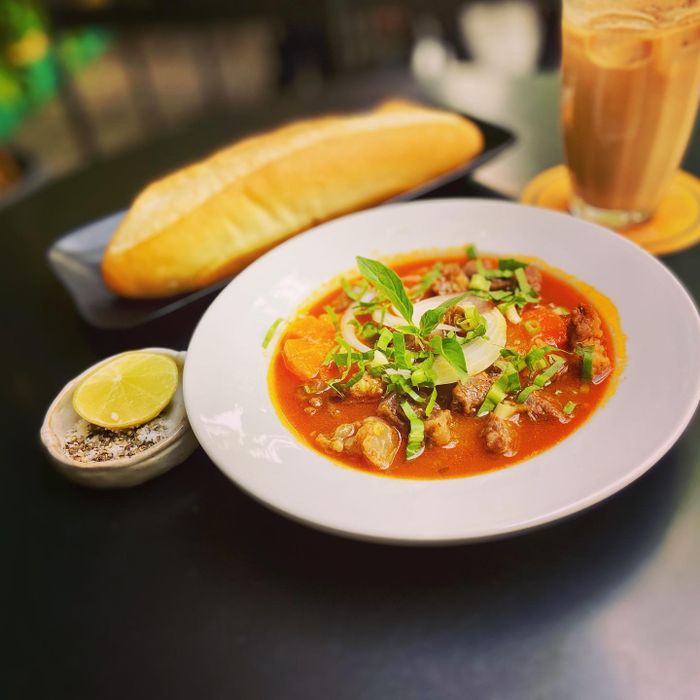 Những góc hình sống động ghi lại không gian đầy chất thơ tại Ùmm - Bánh Mì & Cafe