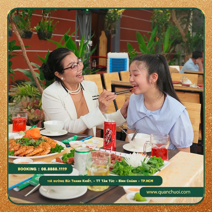 Khách thưởng thức món ăn tại nhà hàng - ảnh 2