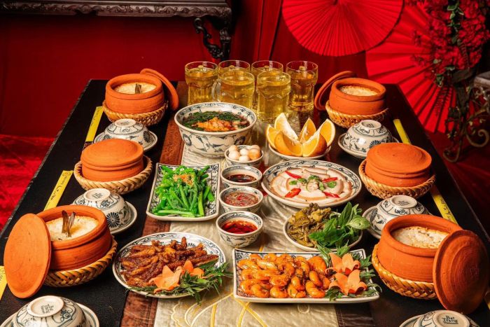 Không gian ấm cúng và món cơm niêu đặc trưng tại Nhà Hàng Ẩm Thực Việt