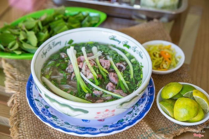 Không gian ấm cúng của Quán Thanh - Phở Việt