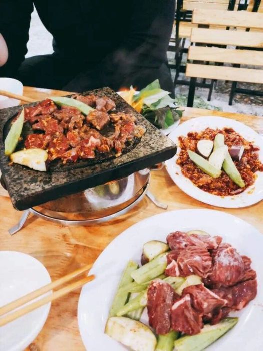 Không gian ấm cúng tại Quán Trâu Nướng 989 (Ảnh 1)