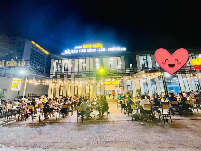 Song Tuấn Restaurant ảnh 1 - Góc nhìn toàn cảnh không gian sang trọng với view biển đẹp mắt