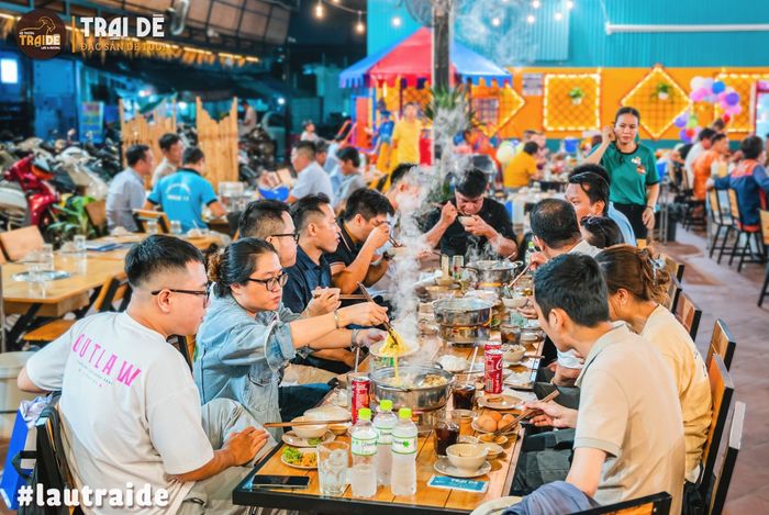 Khách thưởng thức bữa ăn tại nhà hàng hình ảnh 2