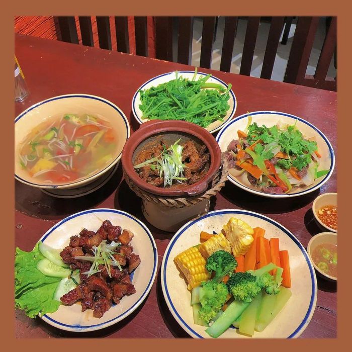 Không gian ấm cúng và mâm cơm niêu đặc trưng tại Ông Trần Restaurant