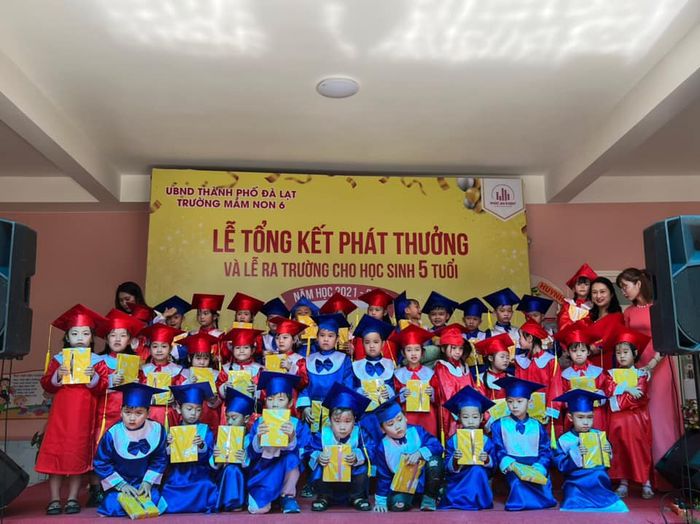 Khuôn viên xanh mát với khu vui chơi an toàn tại Trường Mầm Non 6
