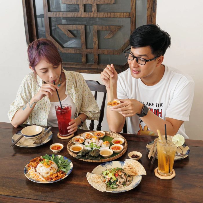 Khách thưởng thức bữa ăn tại nhà hàng - Hình ảnh 2