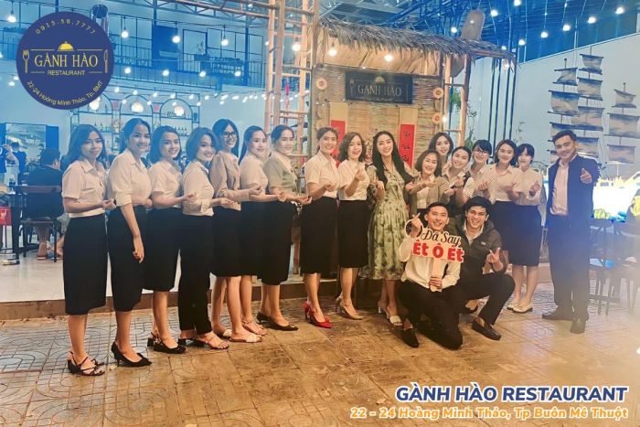 Ảnh về đội ngũ nhân viên nhiệt tình tại nhà hàng (Ảnh 3)