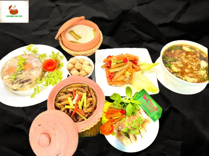 Mâm cơm niêu đậm đà hương vị quê nhà tại Cơm Niêu Vinh Xưa