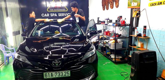 Hình ảnh thực tế về quy trình phủ Ceramic chuyên nghiệp tại Hoàng Thịnh Auto